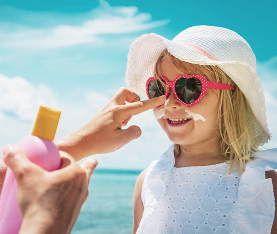 protéger la peau sensible des enfants au soleil avec la crème solaire